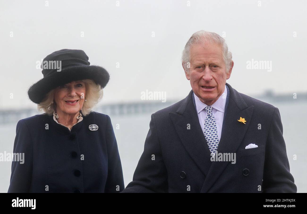 Southend-on-Sea, Essex, marzo 1st 2022, il Principe Carlo, il Principe del Galles e Camilla, duchessa di Cornovaglia di fronte al Molo di Southend. Foto Stock