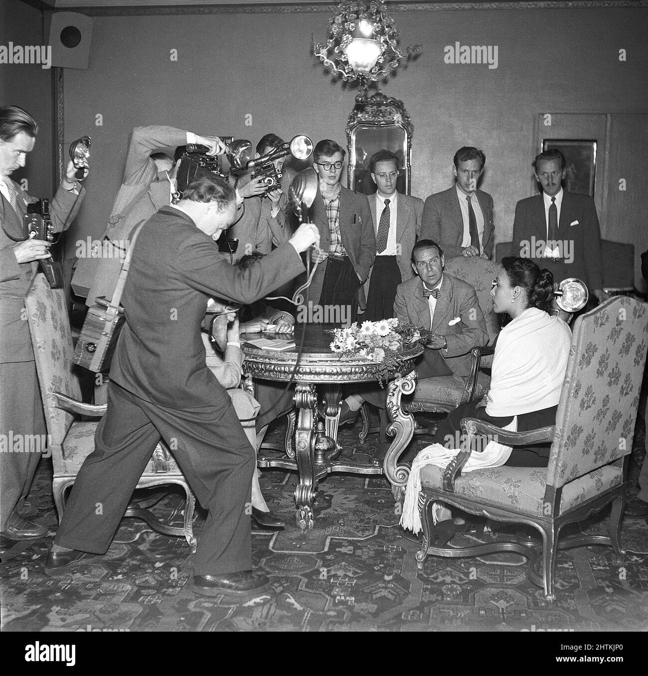 Lena Horne. Cantante e attrice americana, 1917-2010. Foto durante la visita in Svezia 1952. I presentatori sono tutti loro allo stesso tempo cercando di ottenere una buona immagine di lei. Kristoffersson Ref BG92-11 Foto Stock