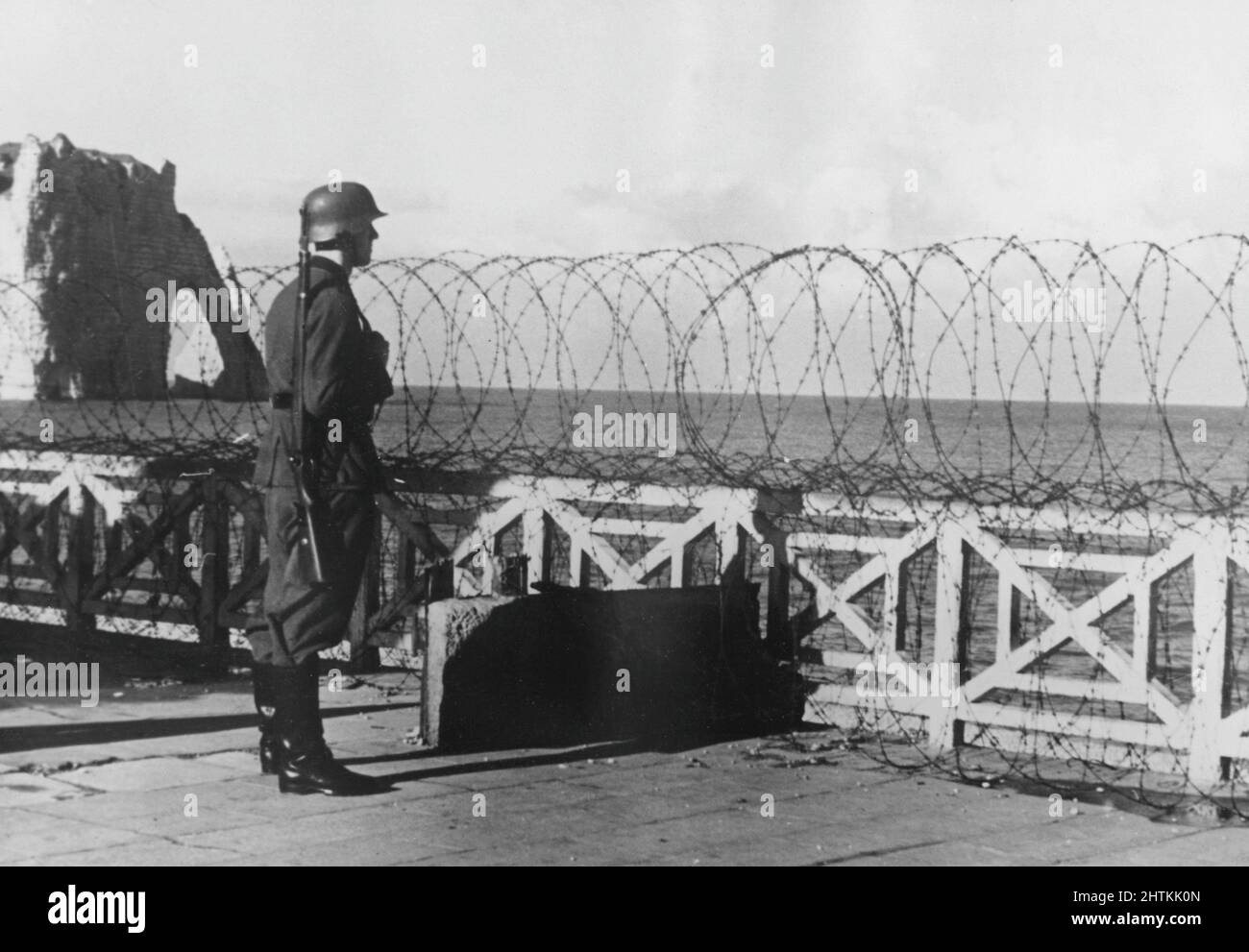 Guerra mondiale II. Un soldato tedesco raffigurato sulla costa con il canale inglese sullo sfondo. Novembre 20 1940 Foto Stock