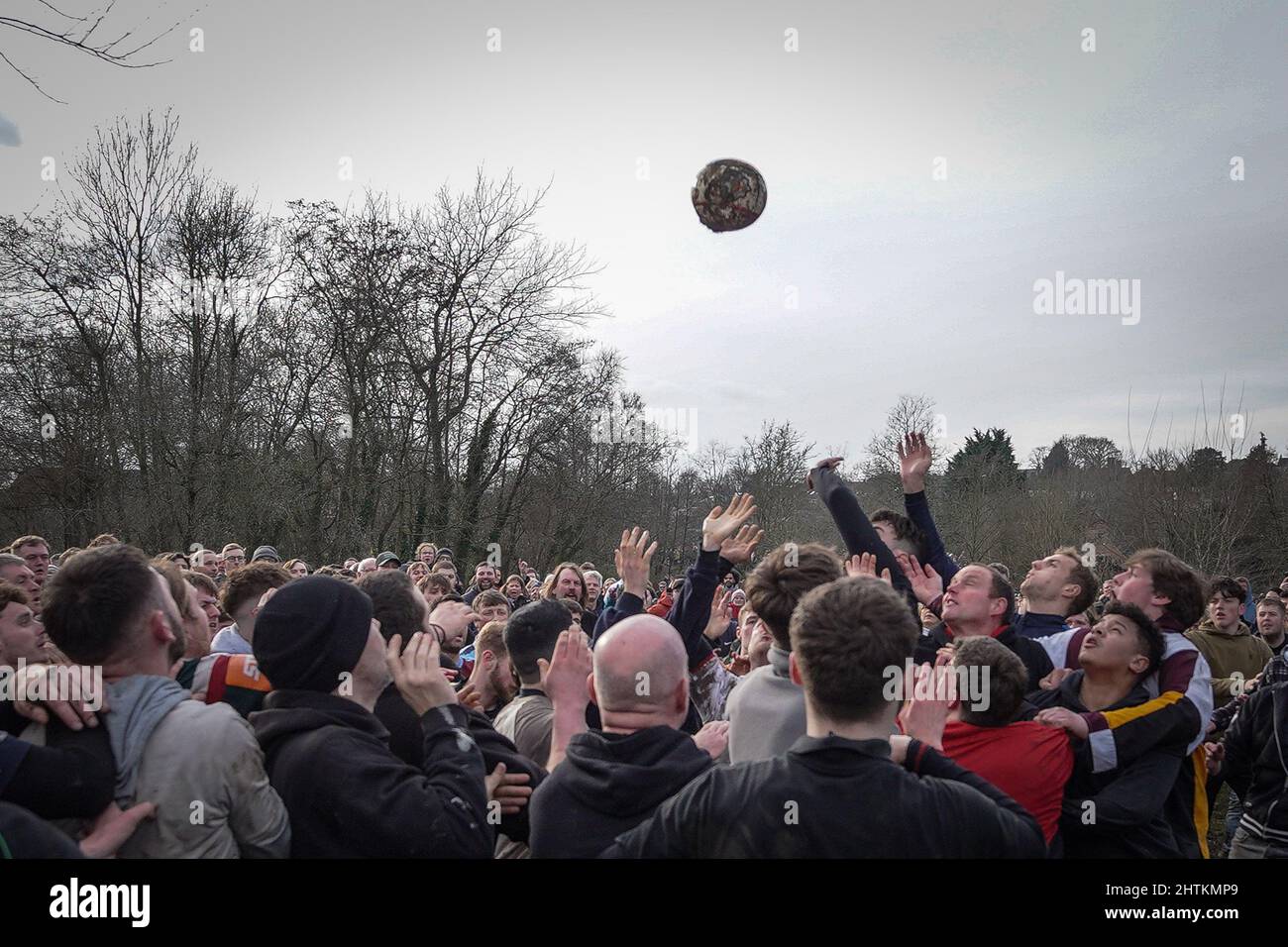 Derbyshire, Regno Unito. 1st marzo 2022. Ashbourne Royal Shrovetide Football. Migliaia di persone scendono nella storica città di Ashbourne per partecipare al famoso e spesso brutale Shrovetide Football Match, che si svolge praticamente ogni anno da almeno il 1667. Giocata ogni anno il martedì Shrove e il mercoledì delle ceneri, due squadre spingono e aggrappano la palla dipinta a mano 4lbs verso il loro obiettivo, a tre miglia di distanza, a Clifton e Sturston cercando di colpire la palla contro la loro macina tre volte al fine di ottenere un obiettivo. Lesioni estreme sono comuni. Credit: Guy Corbishley/Alamy Live News Foto Stock