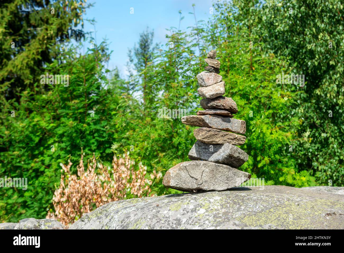 Piramide in pietra sul Monte Paasonvuori vicino alla città di Sortavala nella Repubblica di Carelia. Foto Stock