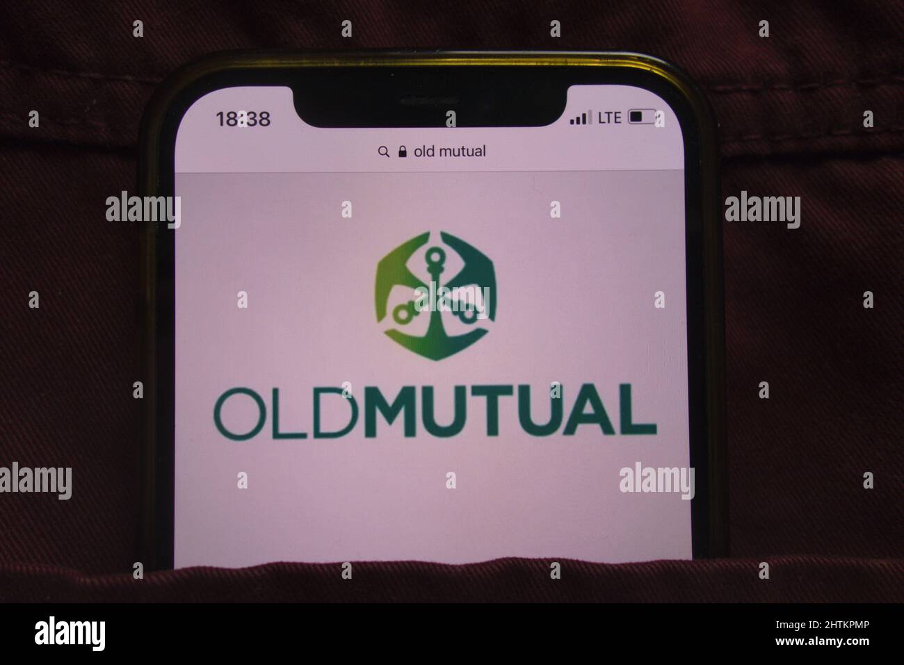 KONSKIE, POLONIA - 27 febbraio 2022: Vecchio logo Mutual Limited visualizzato sul cellulare nascosto in tasca jeans Foto Stock