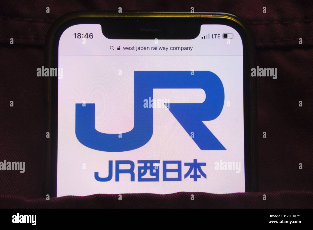 KONSKIE, POLONIA - 27 febbraio 2022: Logo West Japan Railway Company visualizzato sul telefono cellulare nascosto in tasca jeans Foto Stock