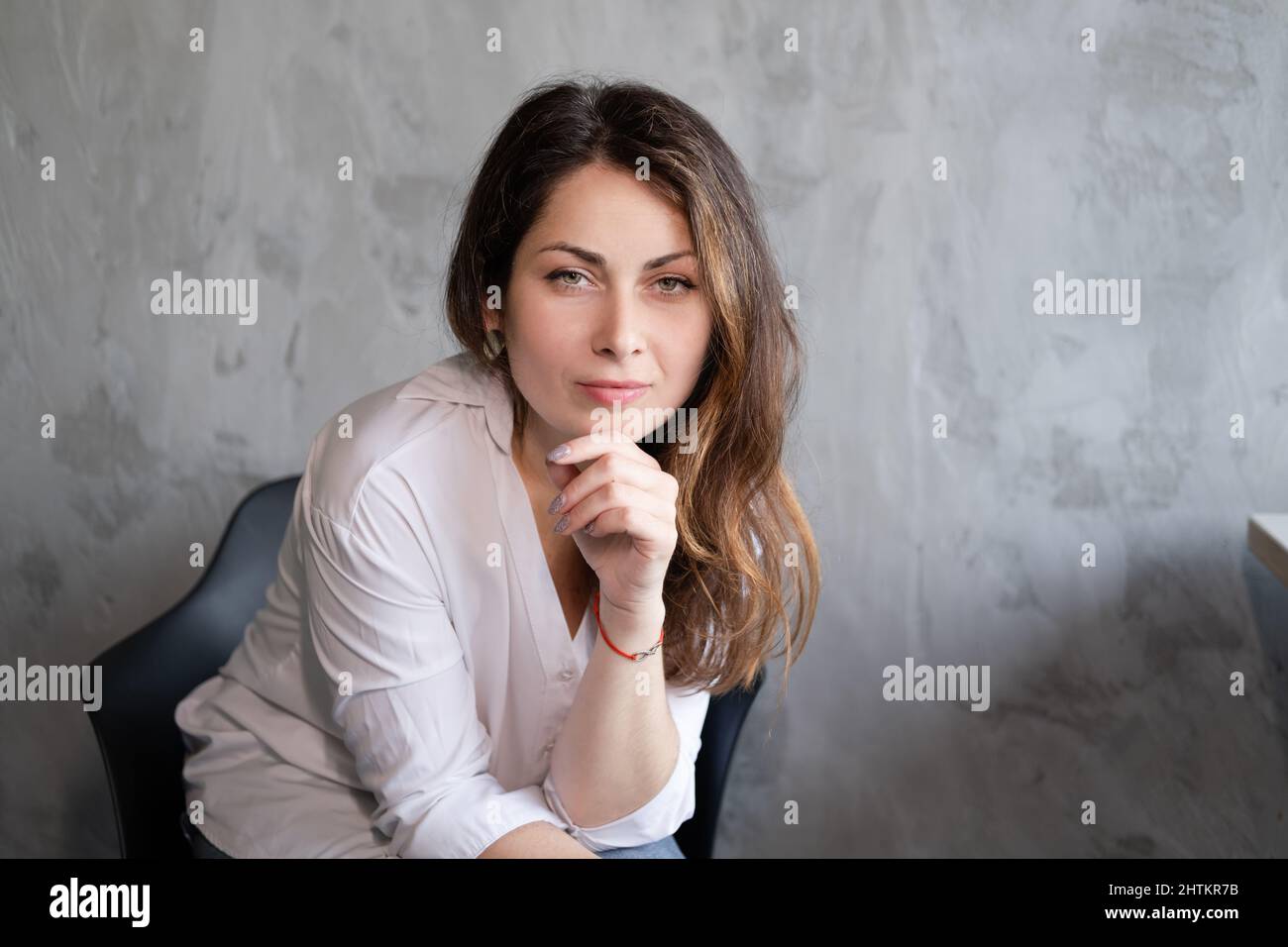 donna di charme in camicia bianca e jeans. gente graziosa. ucraino. Foto Stock