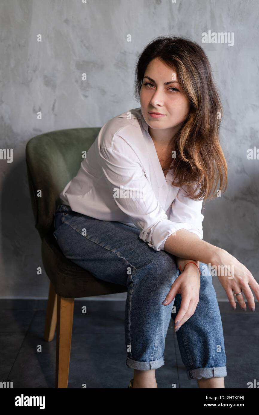 donna di charme in camicia bianca e jeans. gente graziosa. ucraino. Foto Stock