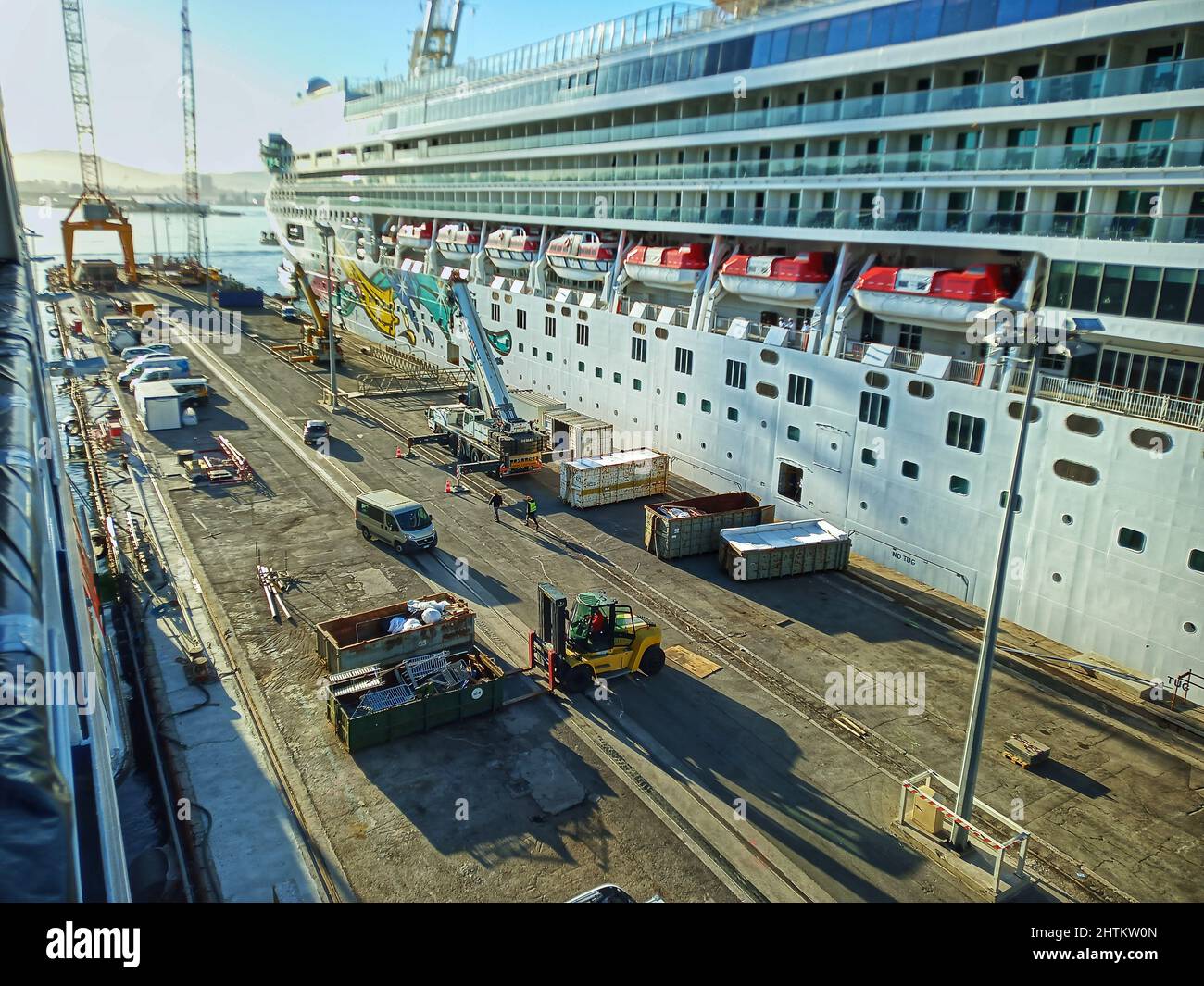 nave da crociera nel molo asciutto, molo asciutto di marsiglia, ombra d'argento, gioiello norvegese, riparazione della nave, manutenzione della nave da crociera, nave nel molo asciutto Foto Stock
