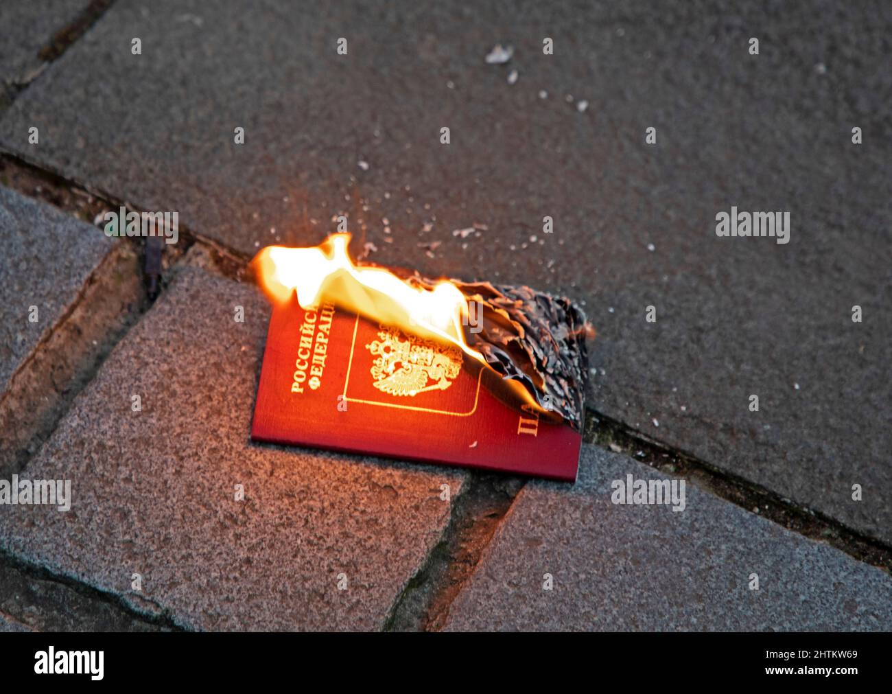 The Mound, Edimburgo, Scozia, Regno Unito. 1st marzo 2022. Anna dalla Russia brucia il suo passaporto russo per protestare contro l'invasione russa dell'Ucraina. Credito. Archwhite/alamy live news. Foto Stock
