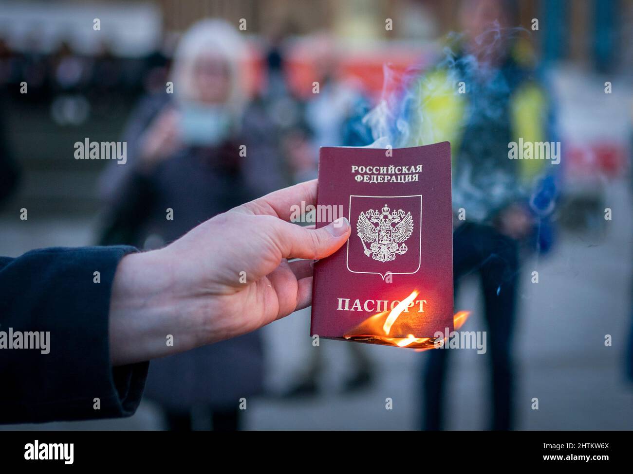 Anna Jakubova dà fuoco al suo passaporto russo durante la veglia Standing in Solidarity with Ukraine sul Mound di Edimburgo, in seguito all'invasione russa dell'Ucraina. Data foto: Martedì 1 marzo 2022. Foto Stock