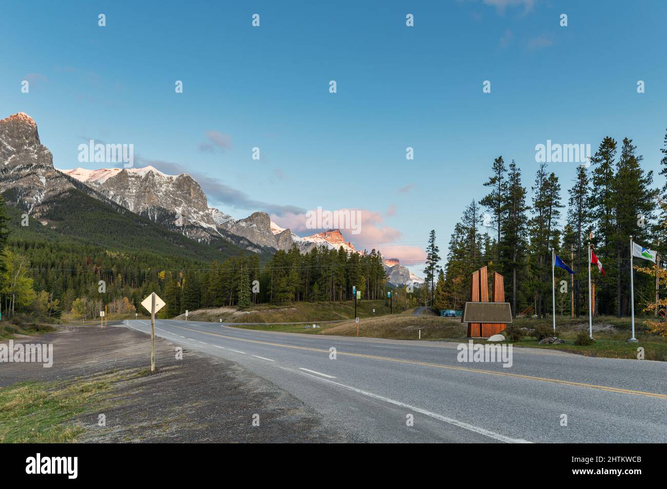Scenario del paese di Kananaskis con montagne rocciose e autostrada al mattino a Calgary, AB, Canada Foto Stock