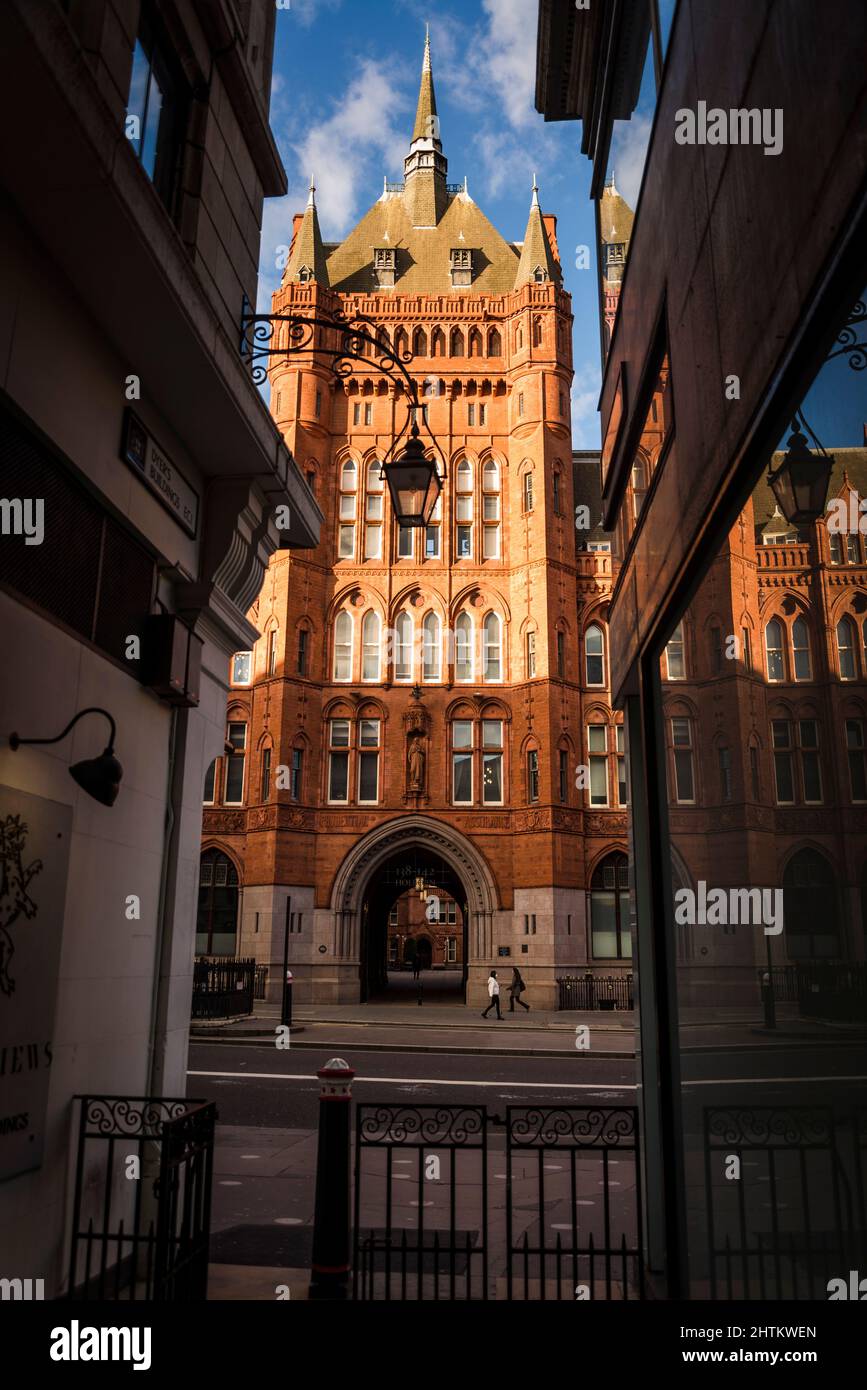 Holborn Bar, noto anche come Prudential Assurance Building, è un grande edificio vittoriano in terracotta rossa a Holborn London, Inghilterra, Regno Unito Foto Stock