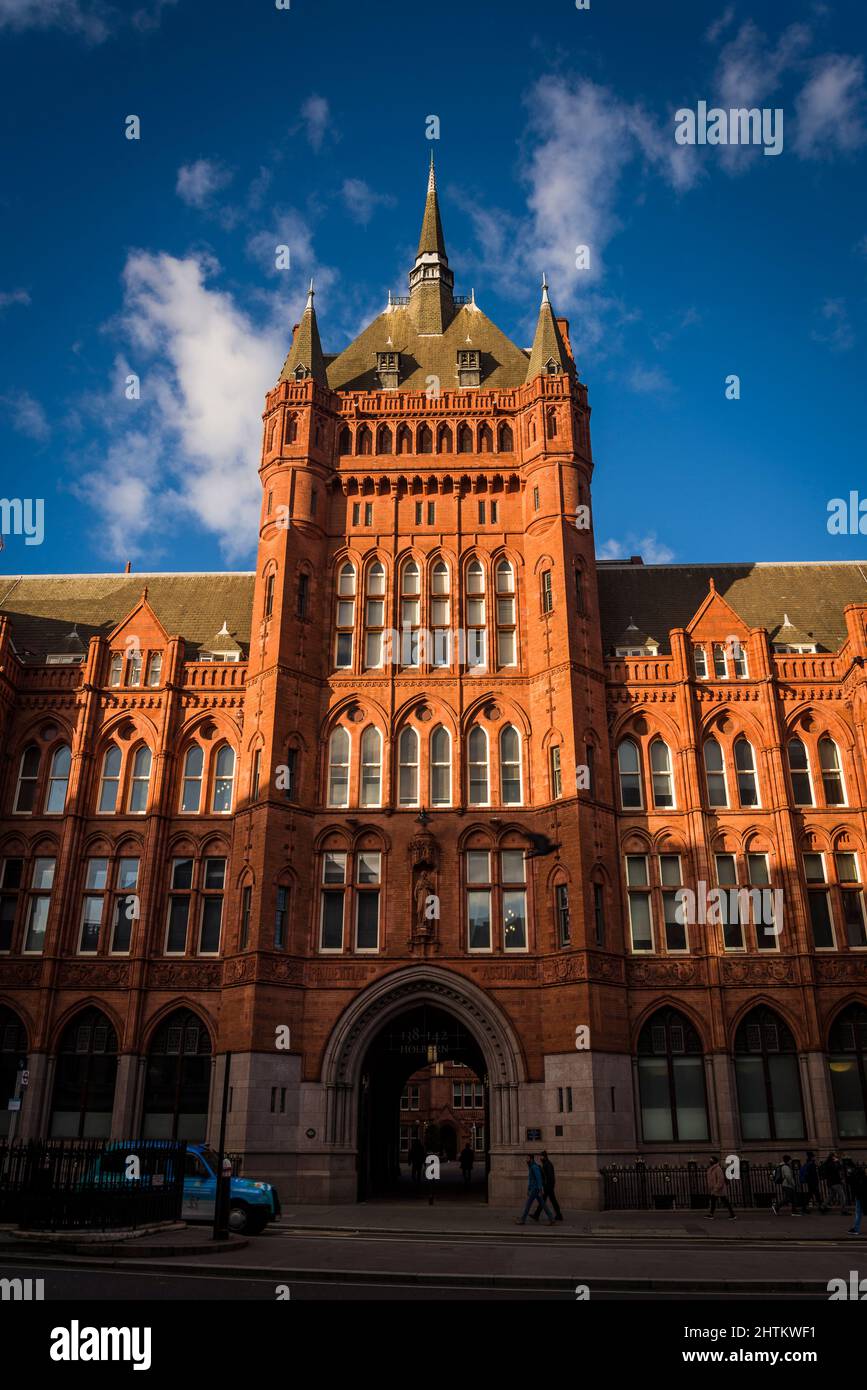 Holborn Bar, noto anche come Prudential Assurance Building, è un grande edificio vittoriano in terracotta rossa a Holborn London, Inghilterra, Regno Unito Foto Stock