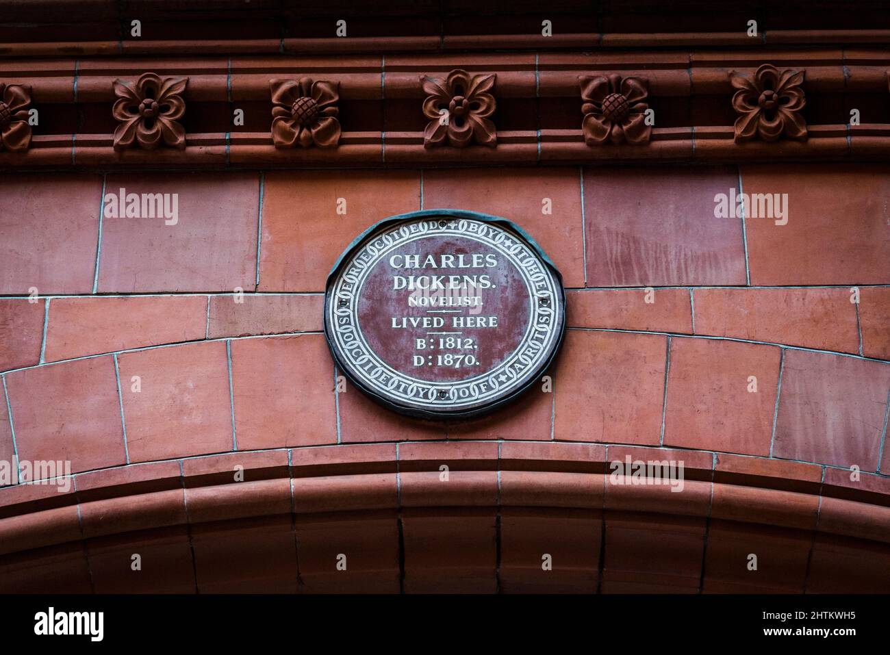 Charles Dickens Plaque, Holborn Bar, noto anche come Prudential Assurance Building, è un grande edificio vittoriano in terracotta rossa a Holborn London, Foto Stock