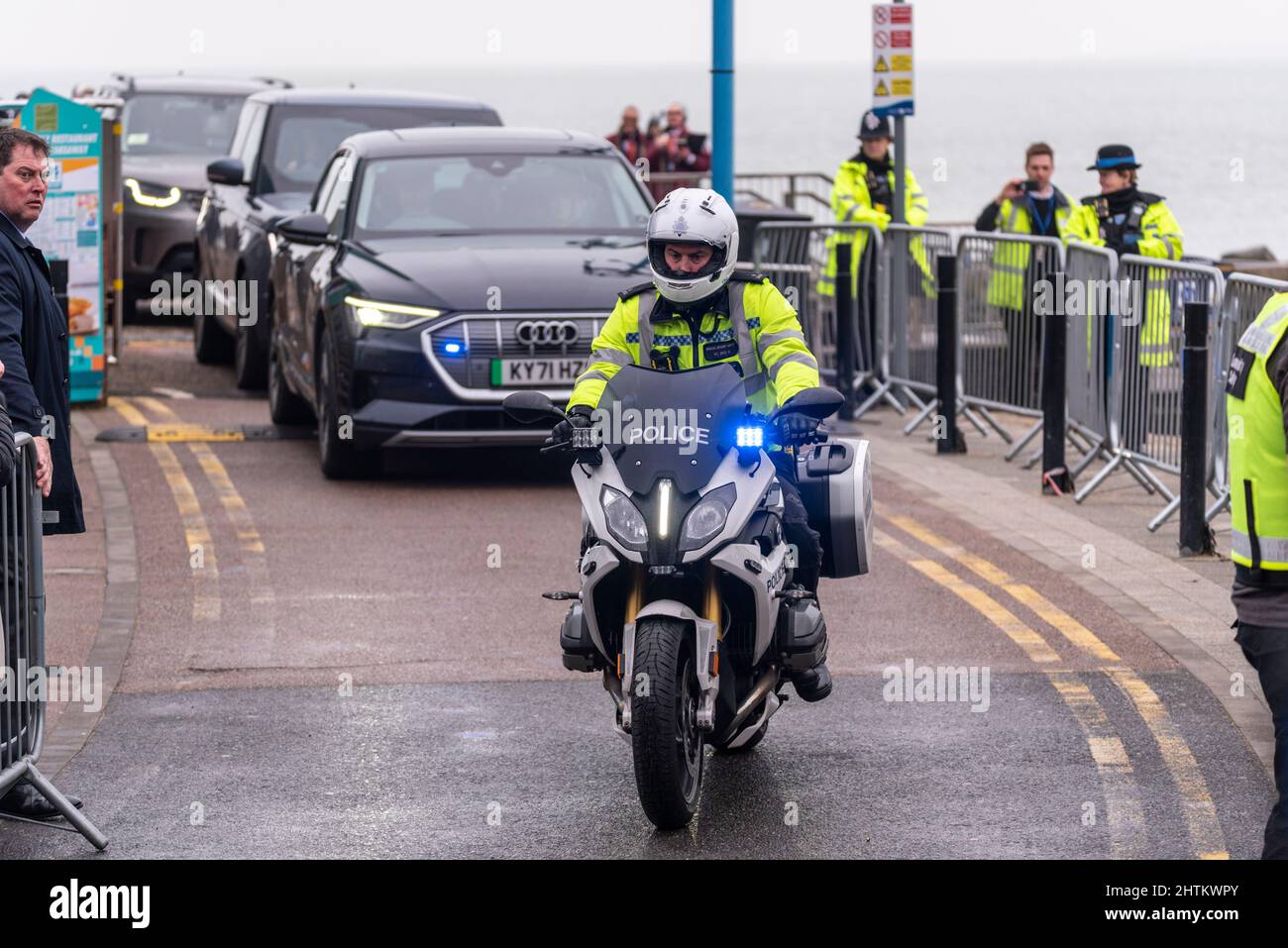 Polizia che fornisce sicurezza al Principe di Galles e alla Duchessa di Cornovaglia per la visita di conferire lo status di città a Southend on Sea, Essex, Regno Unito Foto Stock