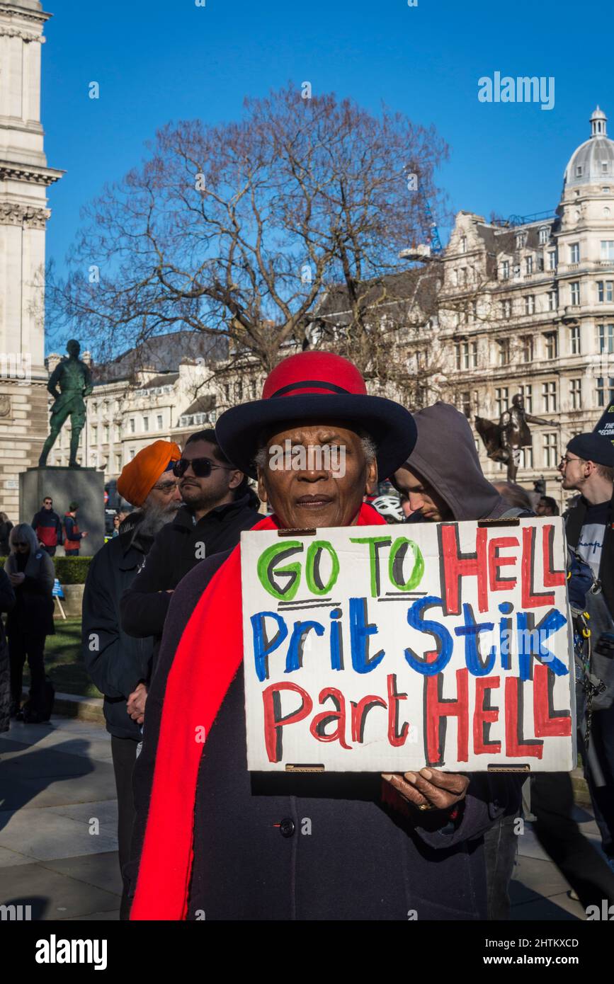 Protestor che tiene un cartello contro Priti Patel e la nazionalità e confini Bill, Parliament Square, Londra, UK, 27th febbraio 2022 Foto Stock