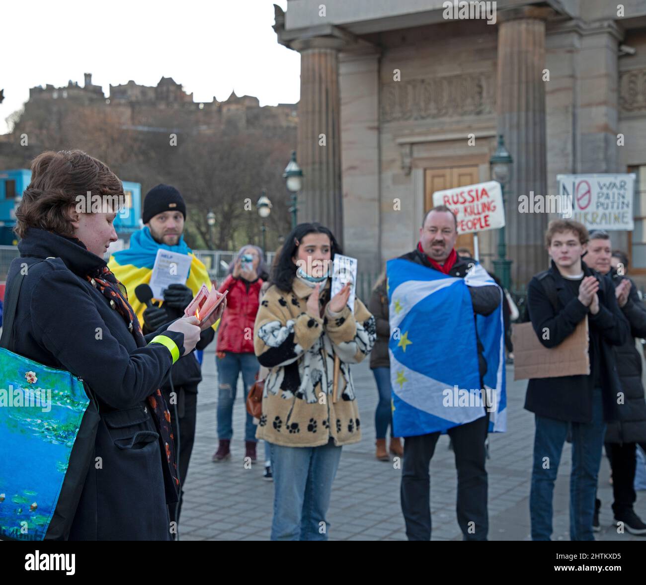 The Mound, Edimburgo, Scozia, Regno Unito. 1st marzo 2022. Anna dalla Russia brucia il suo passaporto russo per protestare contro l'invasione russa dell'Ucraina. Credito. Archwhite/alamy live news. Foto Stock