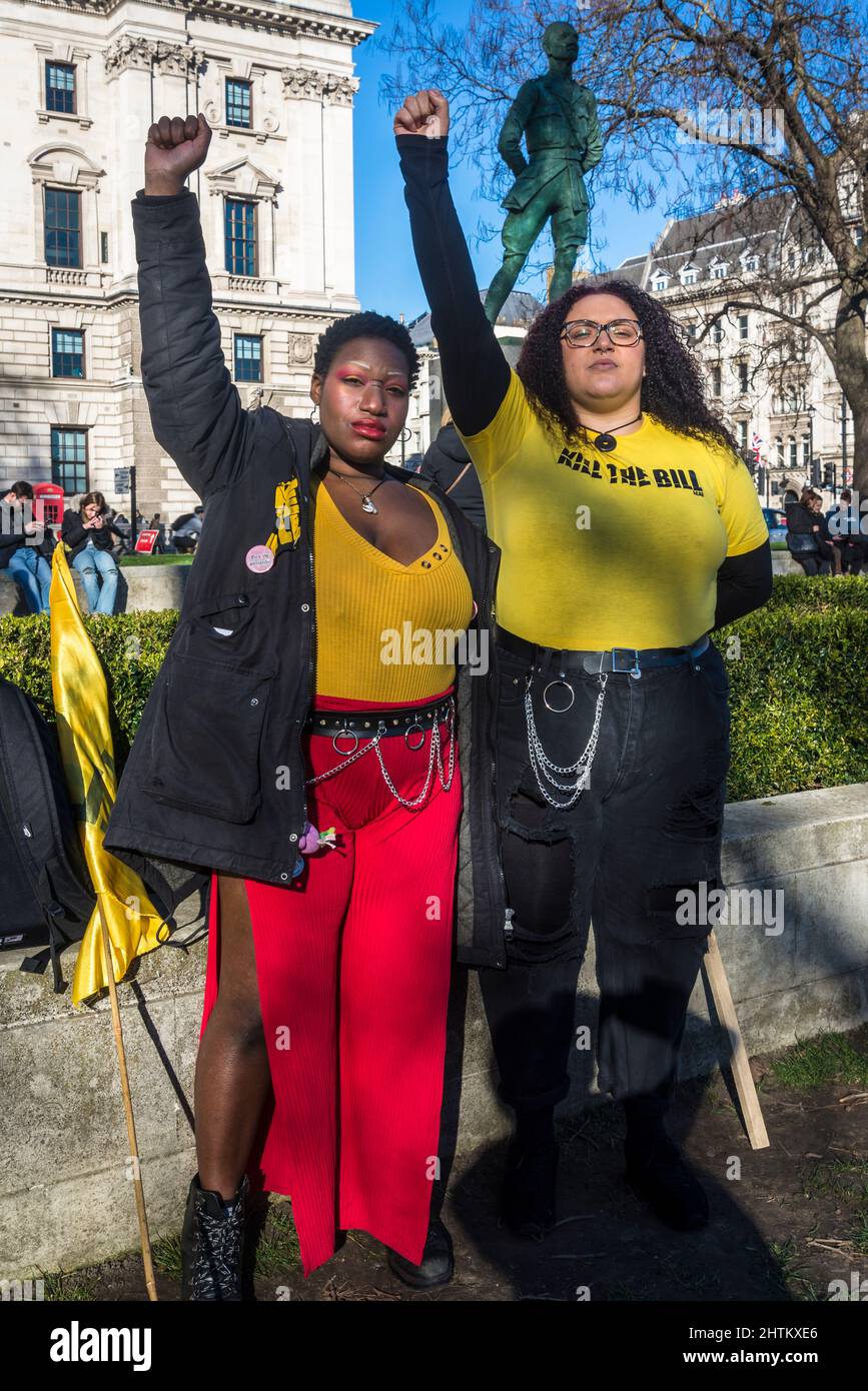 I manifestanti con armi sollevate contro Priti Patel e la nazionalità e confini Bill, Parliament Square, Londra, UK, 27th febbraio 2022 Foto Stock