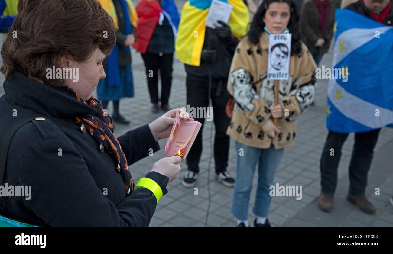 The Mound, Edimburgo, Scozia, Regno Unito. 1st marzo 2022. Anna dalla Russia brucia il suo passaporto russo per protestare contro l'invasione russa dell'Ucraina. Credito. Archwhite/alamy live news. Foto Stock