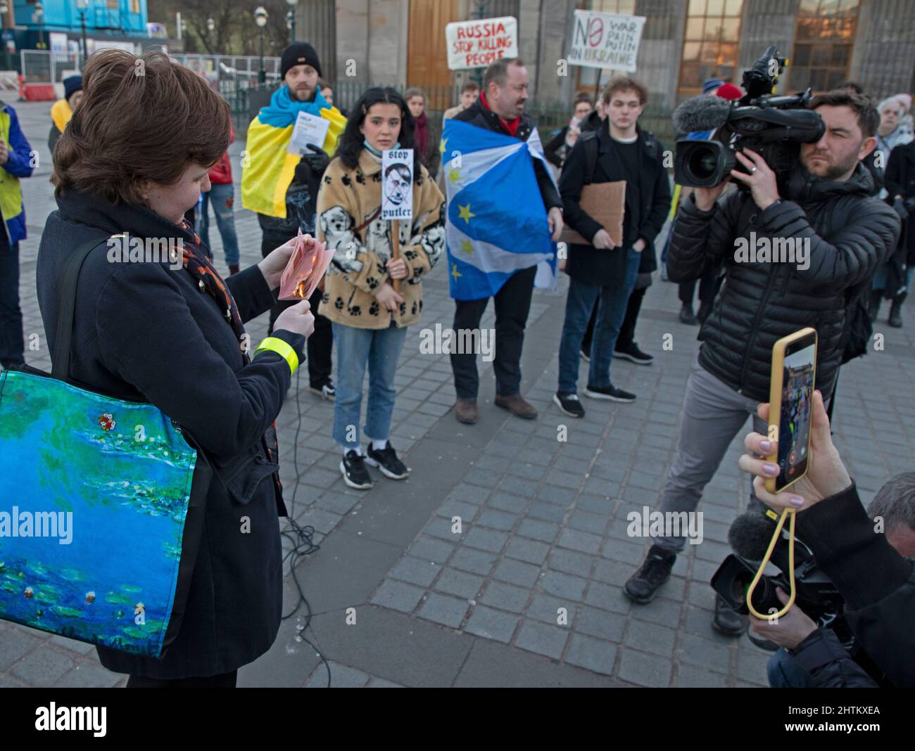 The Mound, Edimburgo, Scozia, Regno Unito. 1st marzo 2022. Anna dalla Russia brucia il suo passaporto russo per protestare contro l'invasione russa dell'Ucraina. Credito. Archwhite/alamy live news. Foto Stock