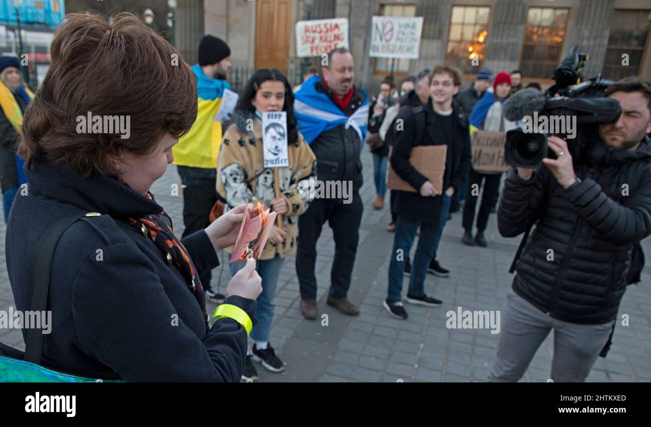 The Mound, Edimburgo, Scozia, Regno Unito. 1st marzo 2022. Anna dalla Russia brucia il suo passaporto russo per protestare contro l'invasione russa dell'Ucraina. Credito. Archwhite/alamy live news. Foto Stock