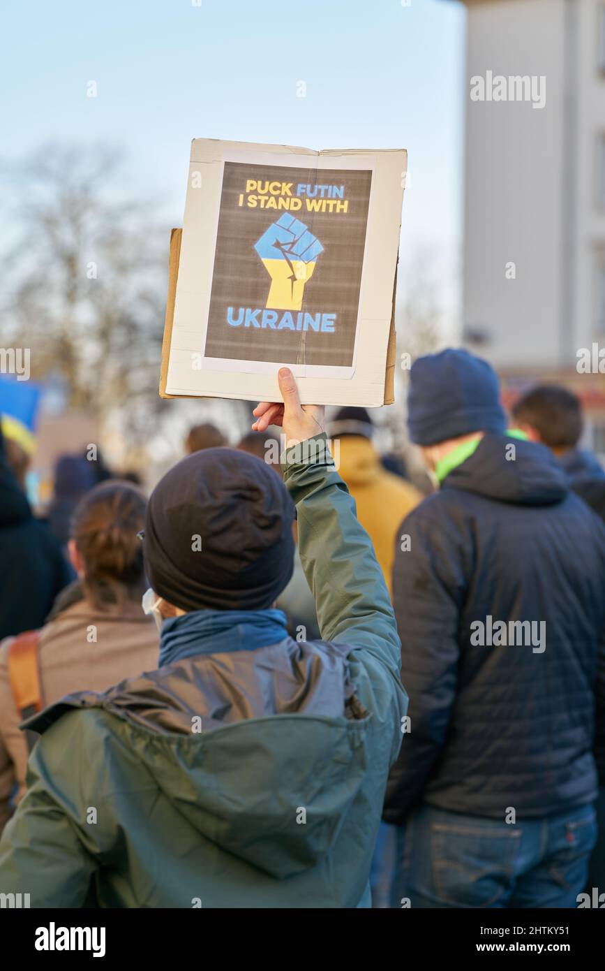 Manifestazione contro Putin e invasione dell’Ucraina da parte delle truppe russe nel centro di Magdeburgo in Germania Foto Stock