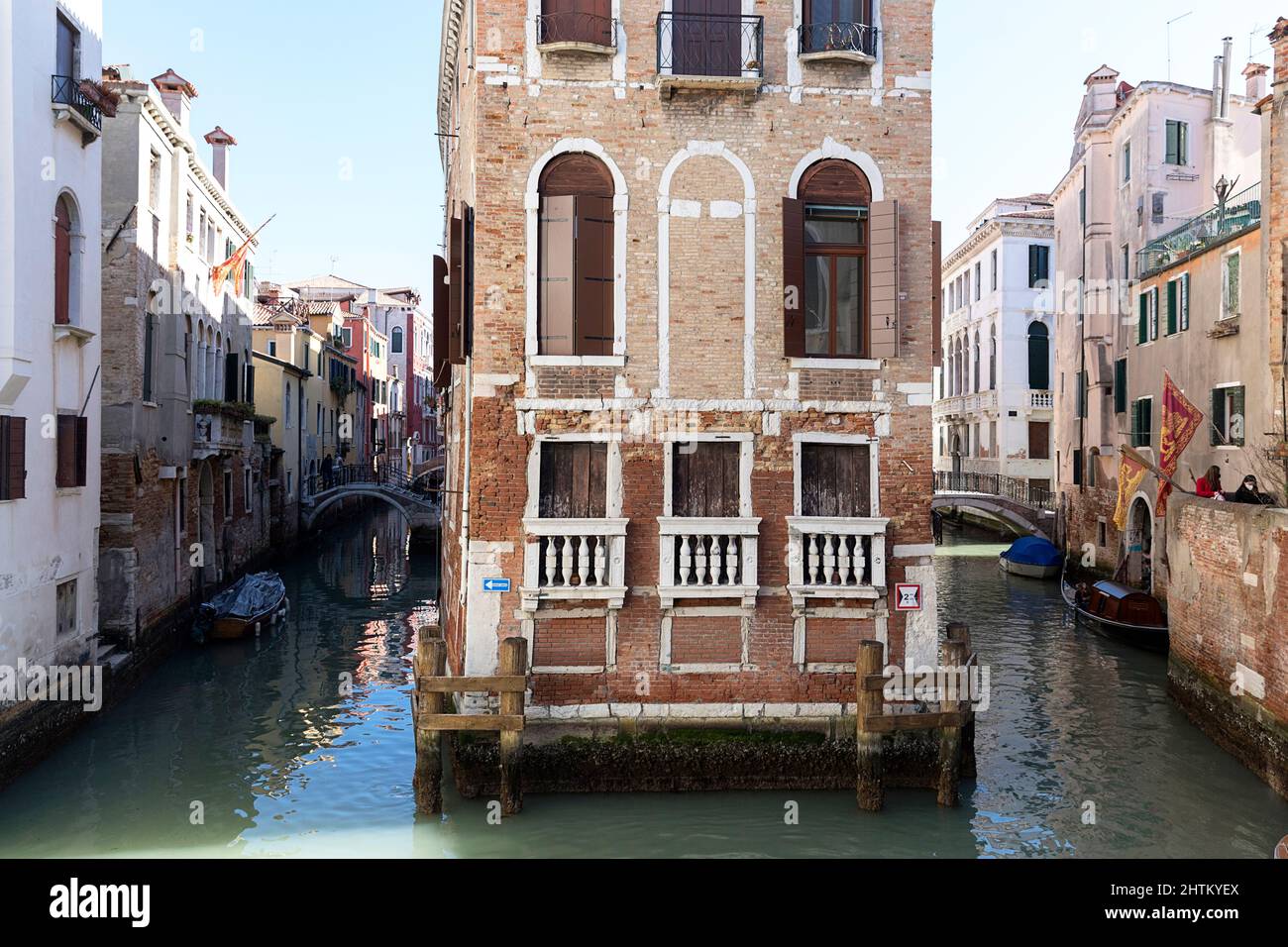 Canali stretti colorati di Venezia durante il Carnevale, con gondole, edifici storici, architettura veneziana e riflessi sull'acqua, Italia Foto Stock