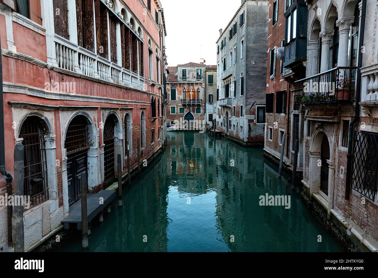 Canali stretti colorati di Venezia durante il Carnevale, edifici storici, architettura veneziana e riflessi sull'acqua, Italia Foto Stock