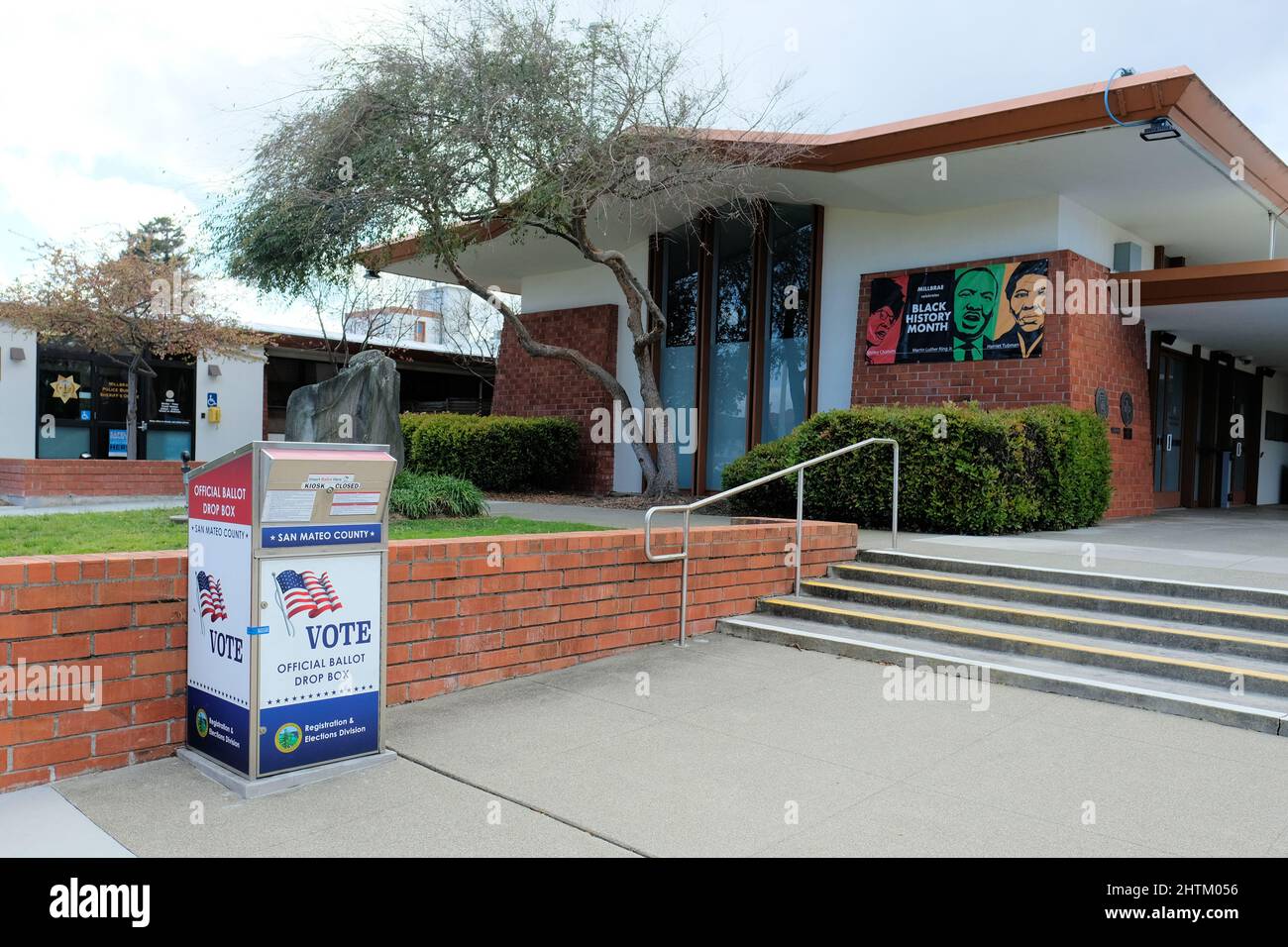 Vota per posta voto ufficiale drop Box presso il municipio di Millbrae, California, Stati Uniti d'America; un'alternativa sicura per restituire i ballots e votare. Foto Stock