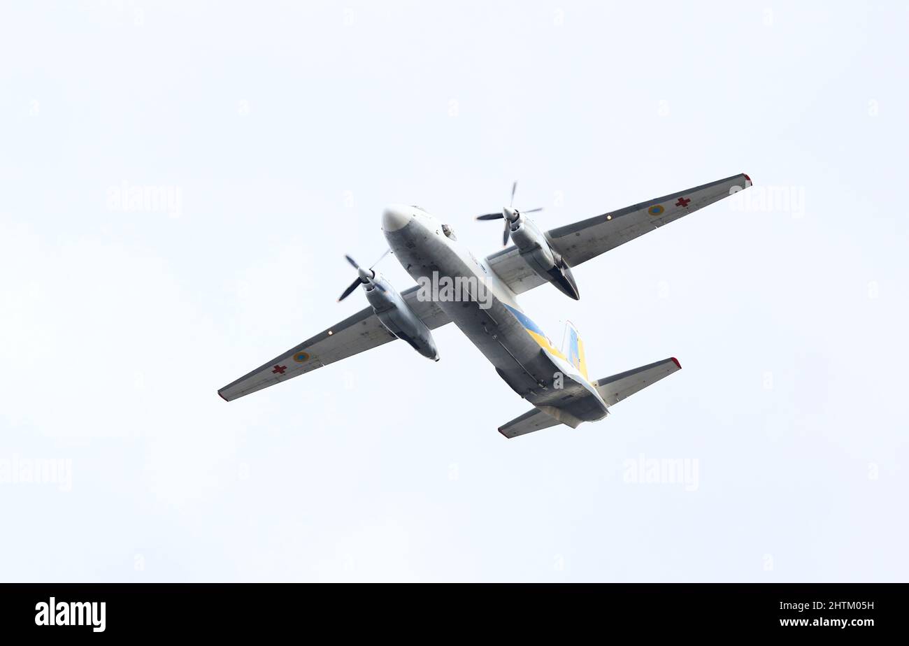 Kiev, Ucraina - 24 agosto 2021: Aereo dell'Aeronautica militare Ucraina Antonov AN-26 vita nel cielo sopra Kiev durante la Parata del giorno dell'indipendenza dell'Ucraina Foto Stock