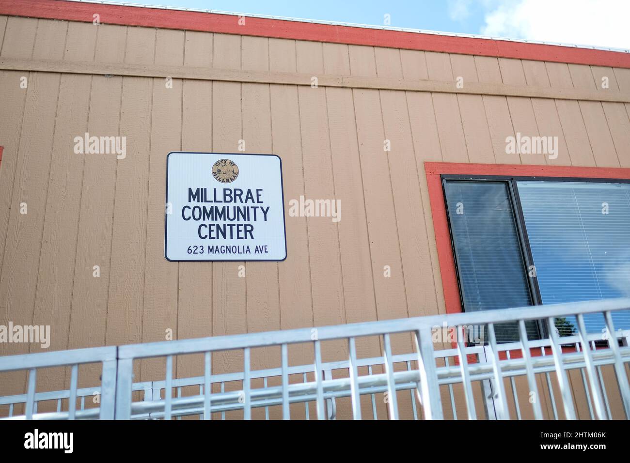 Il Millbrae Community Center è un cartello che opera e si trova in un rimorchio temporaneo dopo che un incendio ha distrutto il suo edificio nel 2016; Millbrae, California, USA Foto Stock