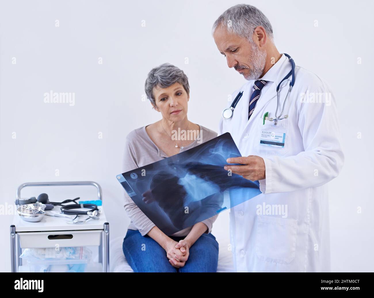 Semplificare i raggi X in modo che possa capire. Shot di un medico che spiega una radiografia a un paziente. Foto Stock