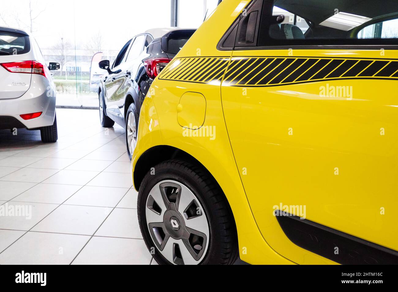 Giallo 2016 Renault twingo in vendita in showroom Foto Stock