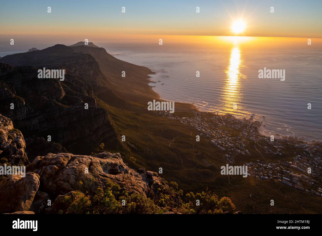 Tramonto sulla Table Mountain di Città del Capo e dodici Apostoli sono mete escursionistiche popolari sia per la gente del posto che per i turisti tutto l'anno Foto Stock