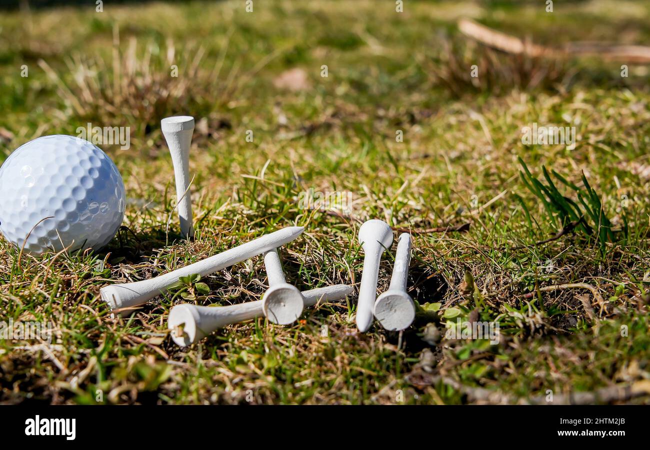Palline da golf bianche con tee uniforme all'esterno Foto Stock