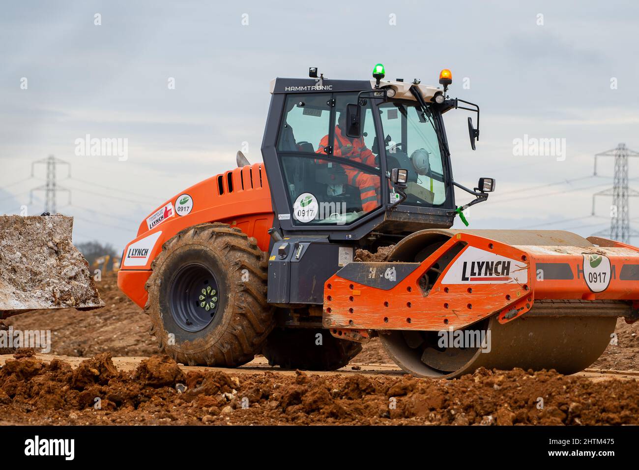 Aylesbury vale, Buckinghamshire, Regno Unito. 28th Febbraio, 2022. HS2 stanno costruendo una strada di trasporto attraverso ex campi agricoli sequestrati entro il HS2 in preparazione alla costruzione del ponte sospeso Bowood Lane. I lavori di costruzione della High Speed Rail 2 hanno un impatto estremamente negativo sulla campagna e sugli habitat naturali del Buckinghamshire, specialmente nel Chilterns, che è un'area di straordinaria bellezza naturale. Credit: Maureen McLean/Alamy Foto Stock