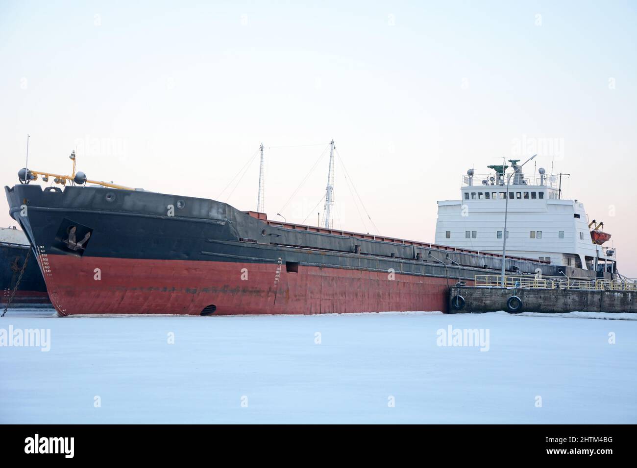 Vecchie navi da carico congelate nel porto sul lago di Onega in inverno Foto Stock