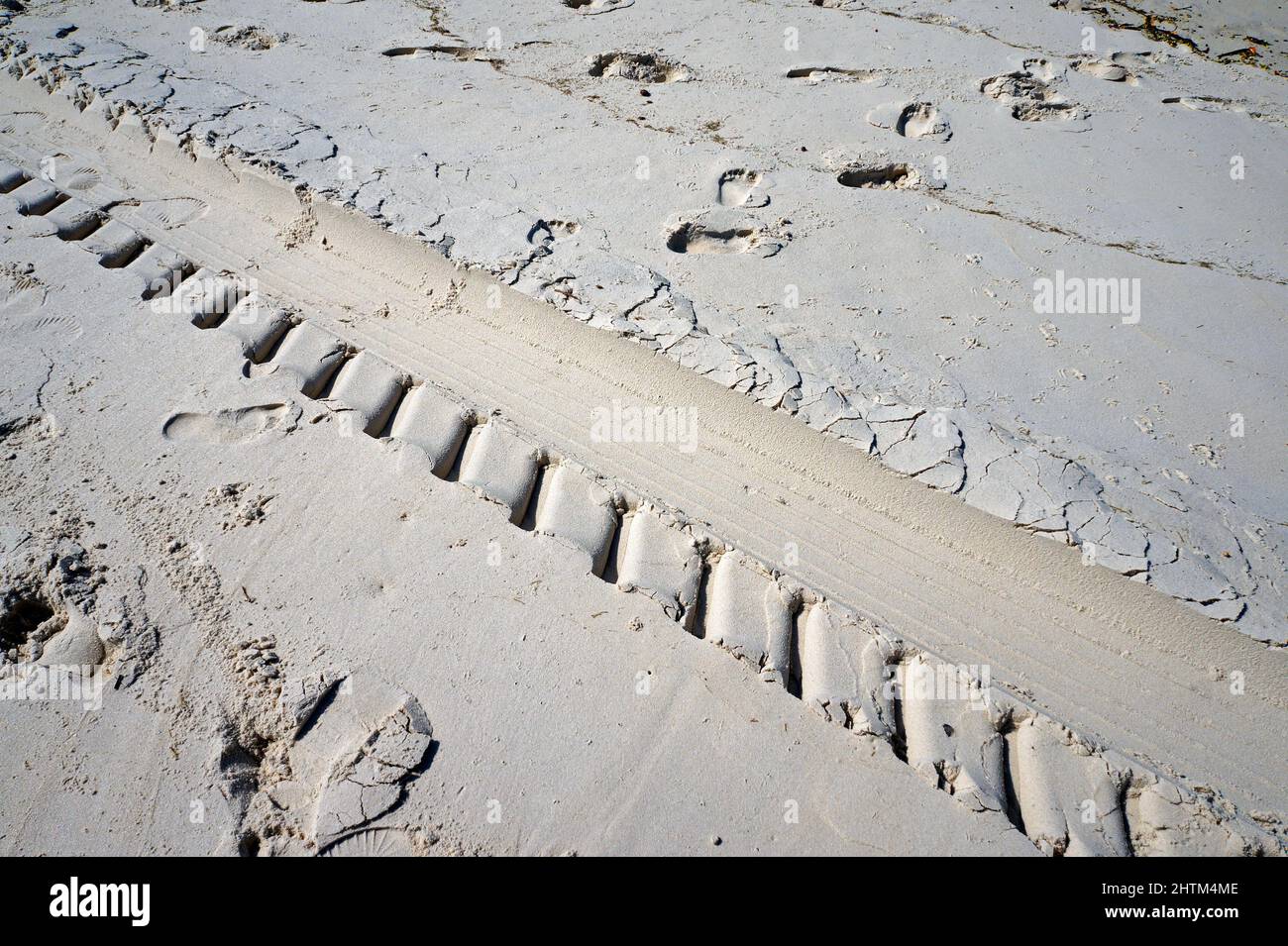 Piste auto nella spiaggia di sabbia, barra da Tijuca, Rio Foto Stock