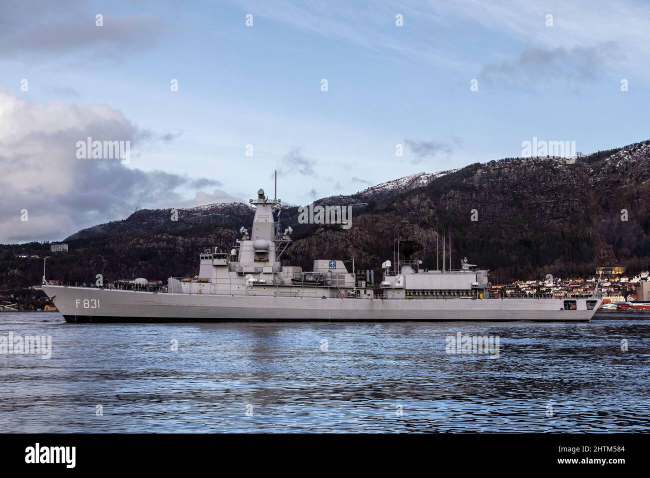 Fregata olandese di classe Karel Doorman F3831 HNLMS Van Amstel a Byfjorden, fuori dal porto di Bergen, Norvegia. Foto Stock