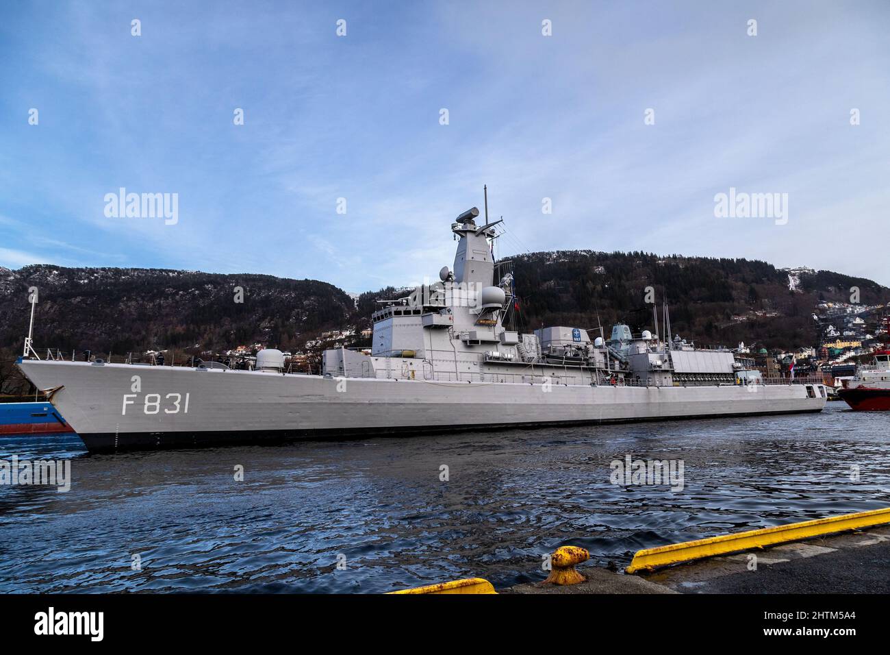 Fregata olandese di classe Karel Doorman F3831 HNLMS Van Amstel a Vaagen, entrando nel porto di Bergen, Norvegia. TUG Boat BB Worker assistere. Foto Stock