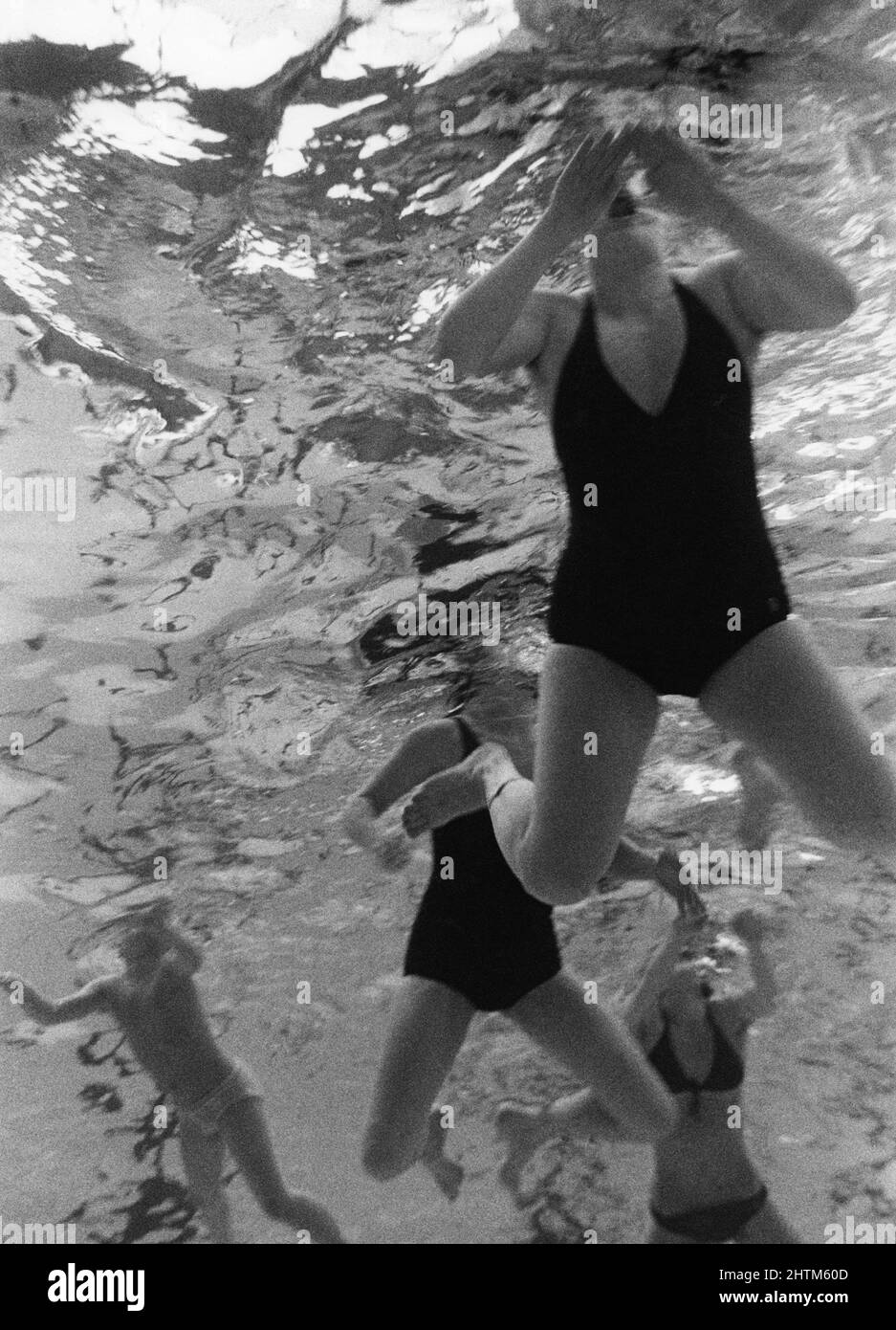 Persone che nuotano in piscina Foto Stock