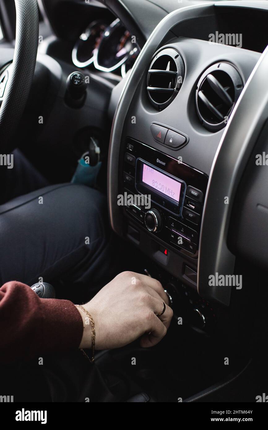 Interno dell'auto, uomo elegante, mano su una leva del cambio Foto Stock