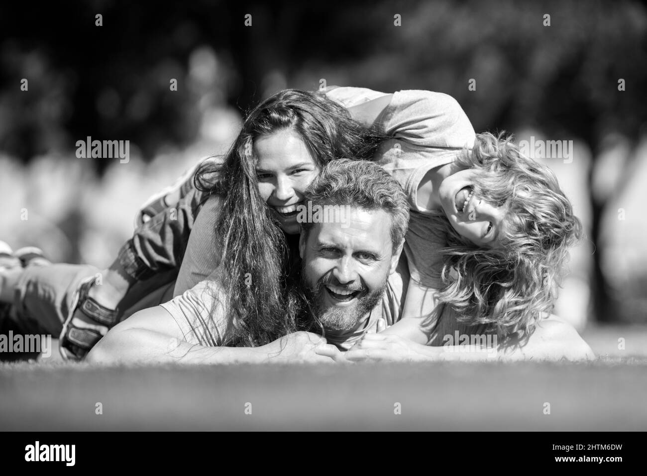 Tempo libero in famiglia. Ritratto di una famiglia felice abbracciata e abbracciata nel parco. Foto Stock