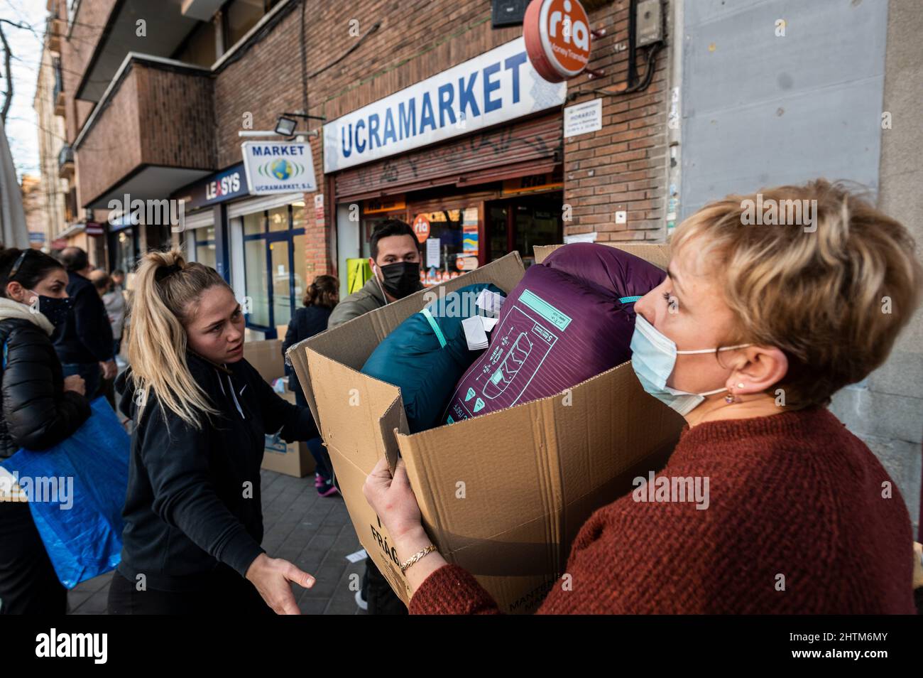 Madrid, Spagna. 01st Mar 2022. Persone che organizzano materiale di aiuto per l'invio in Ucraina. Il negozio ucraino Ucramarket è diventato un centro per ricevere donazioni da inviare in Ucraina, ricevendo medicine, cibo, abiti invernali e kit di pronto soccorso. Credit: Marcos del Maio/Alamy Live News Foto Stock