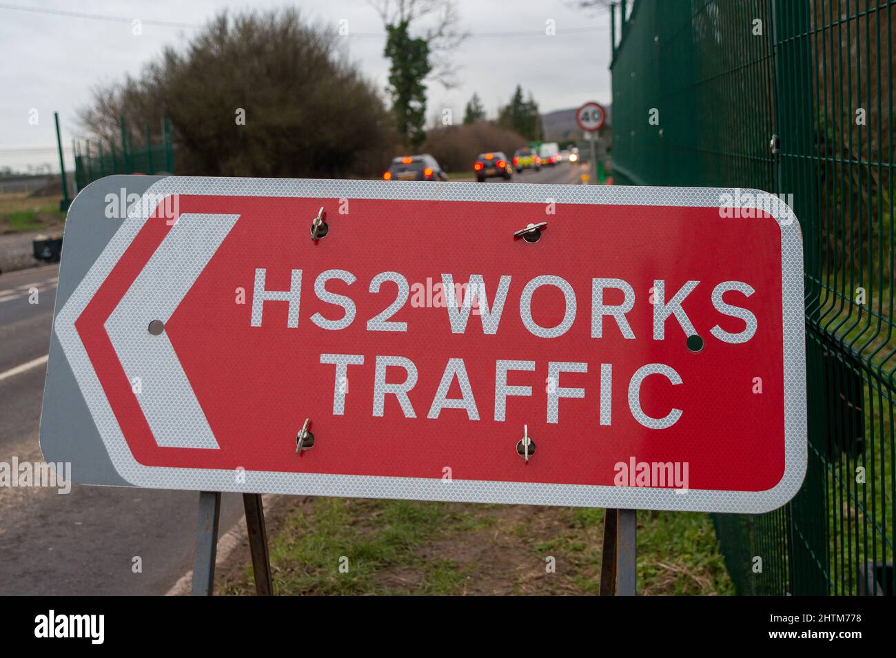 Wendover, Buckinghamshire, Regno Unito. 28th Febbraio, 2022. Un cartello del traffico di HS2 opere accanto al HS2 piccolo Dean Lane lancio composto fuori del A413 alla periferia di Wendover sul sito ex di Road Barn Farm che è stato demolito entro il HS2. Un viadotto sarà costruito entro il HS2 attraverso il A413 e la linea ferroviaria Chiltern esistente. Credit: Maureen McLean/Alamy Foto Stock