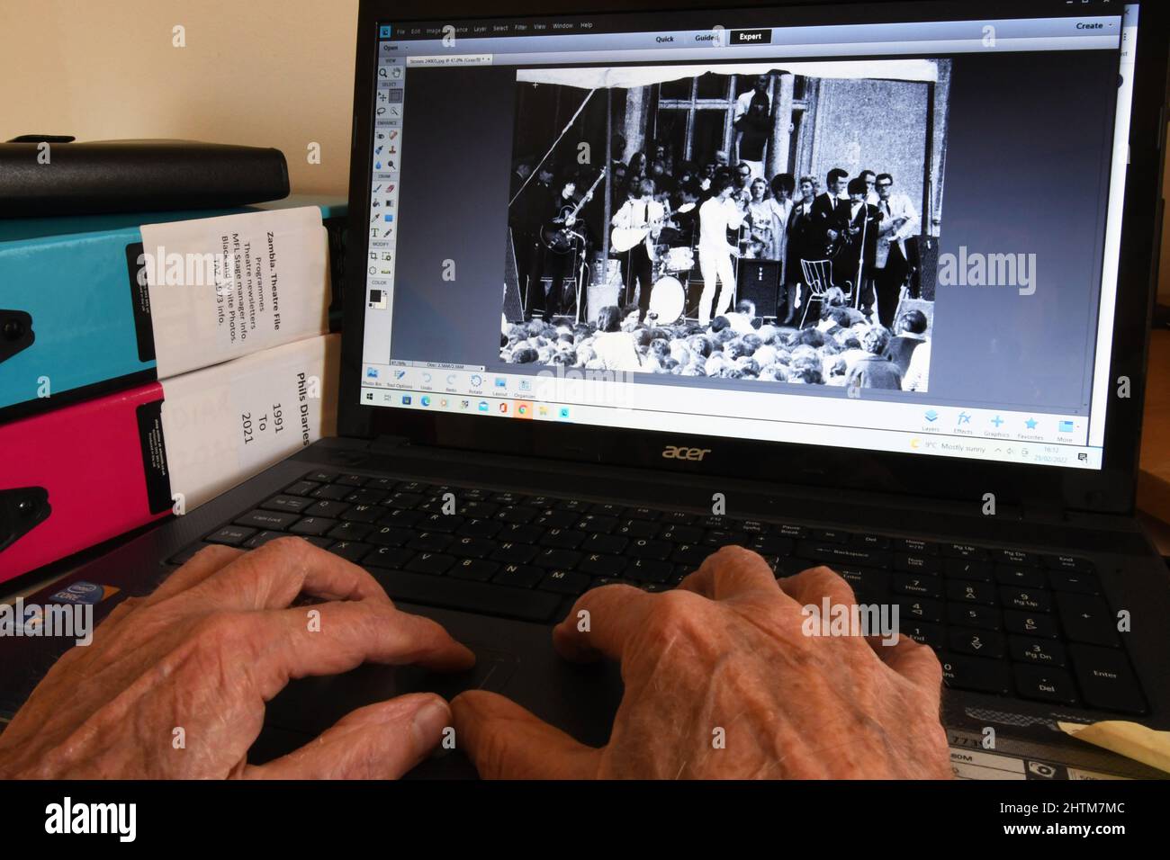 Vecchie mani alla tastiera di un computer trovare le immagini per attivare ricordi piacevoli come uno diventa più vecchio. La musica ha giocato una parte importante della vita negli anni '60 Foto Stock