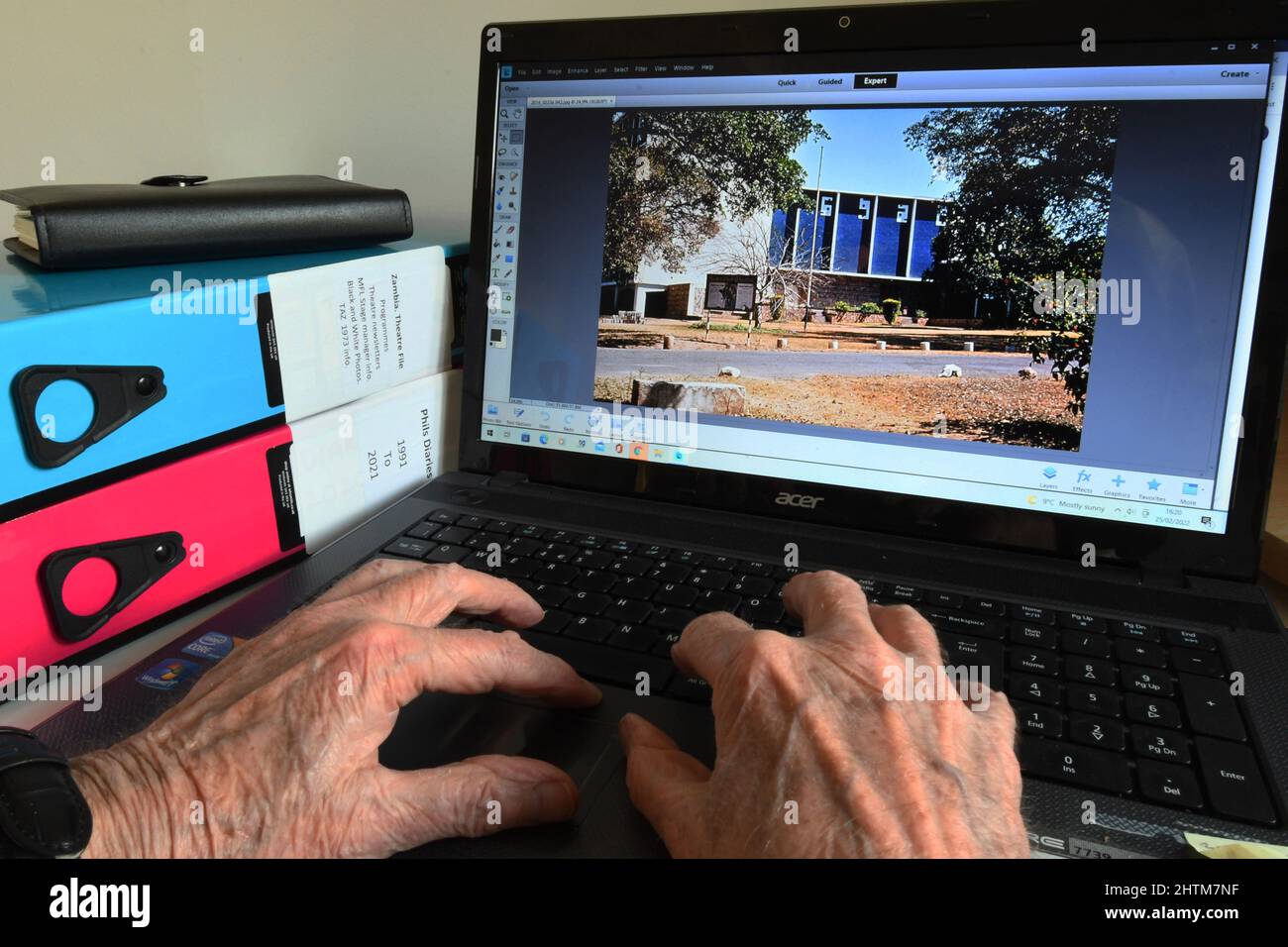 Vecchie mani alla tastiera di un computer trovare immagini per attivare ricordi piacevoli come si ottiene più vecchio.questa immagine della parte esterna del Teatro Lowenthal Foto Stock