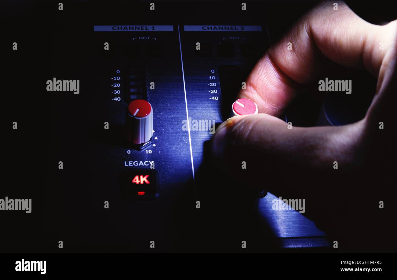 Regolazione del guadagno sul mixer audio, primo piano su due canali di interfaccia. Foto Stock