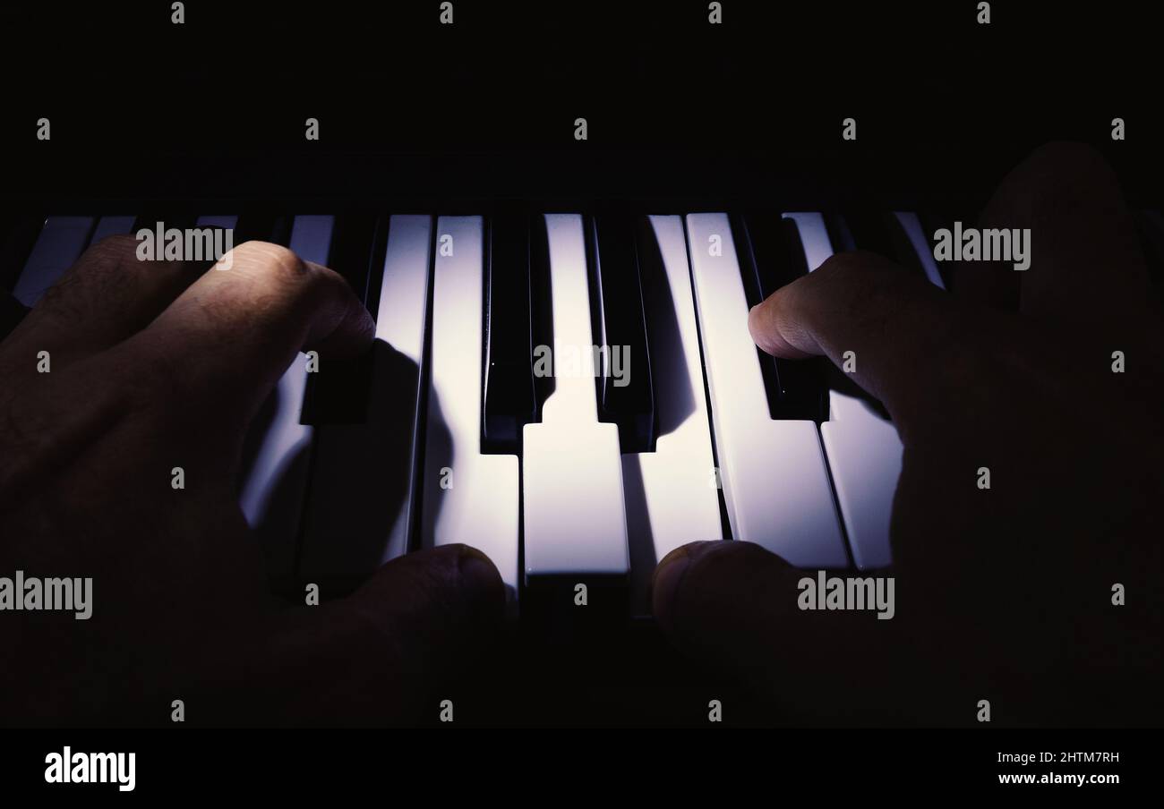 Composizione semplice, due mani che suonano un sintetizzatore. Foto Stock