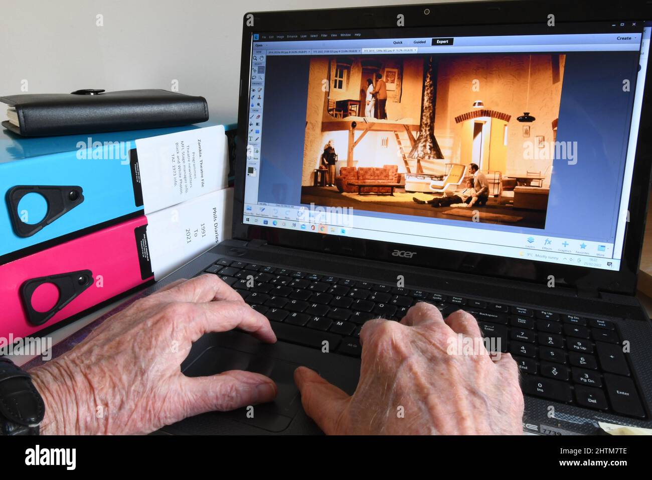 Vecchie mani alla tastiera di un computer trovare le immagini per attivare ricordi piacevoli come uno diventa più vecchio. Questa produzione del dramma 'Five Finger Exercise' Foto Stock