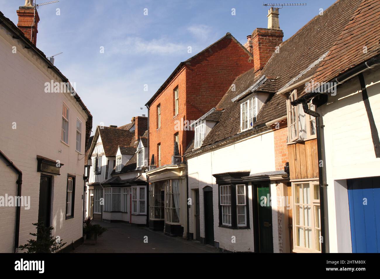 Case d'epoca in vari stili durante l'estate nel paese di Shakespeare. Butter Street, Alcester, Warwickshire, Regno Unito. Foto Stock