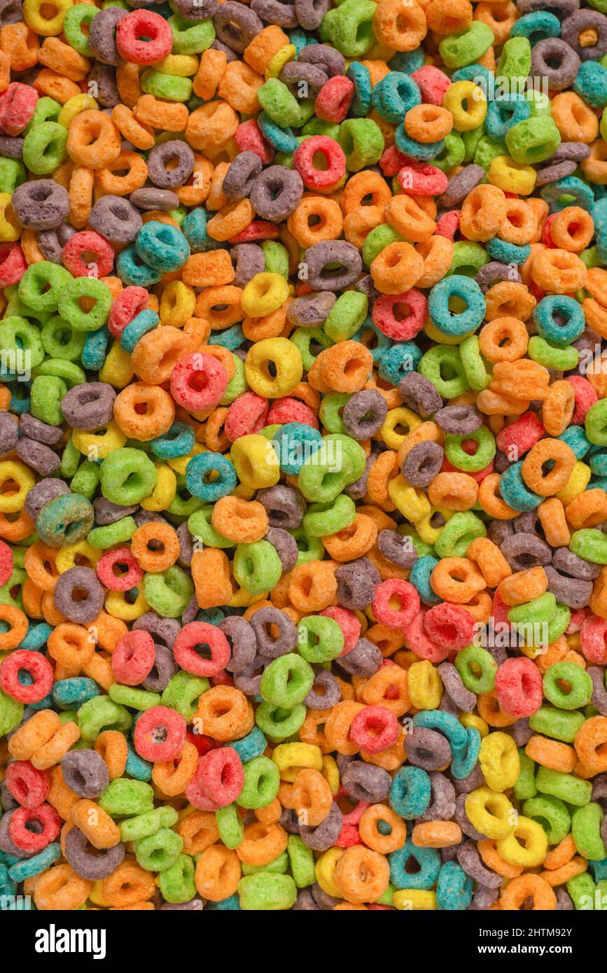 Dolci fiocchi multicolore, anelli di cereali come sfondo. Foto Stock